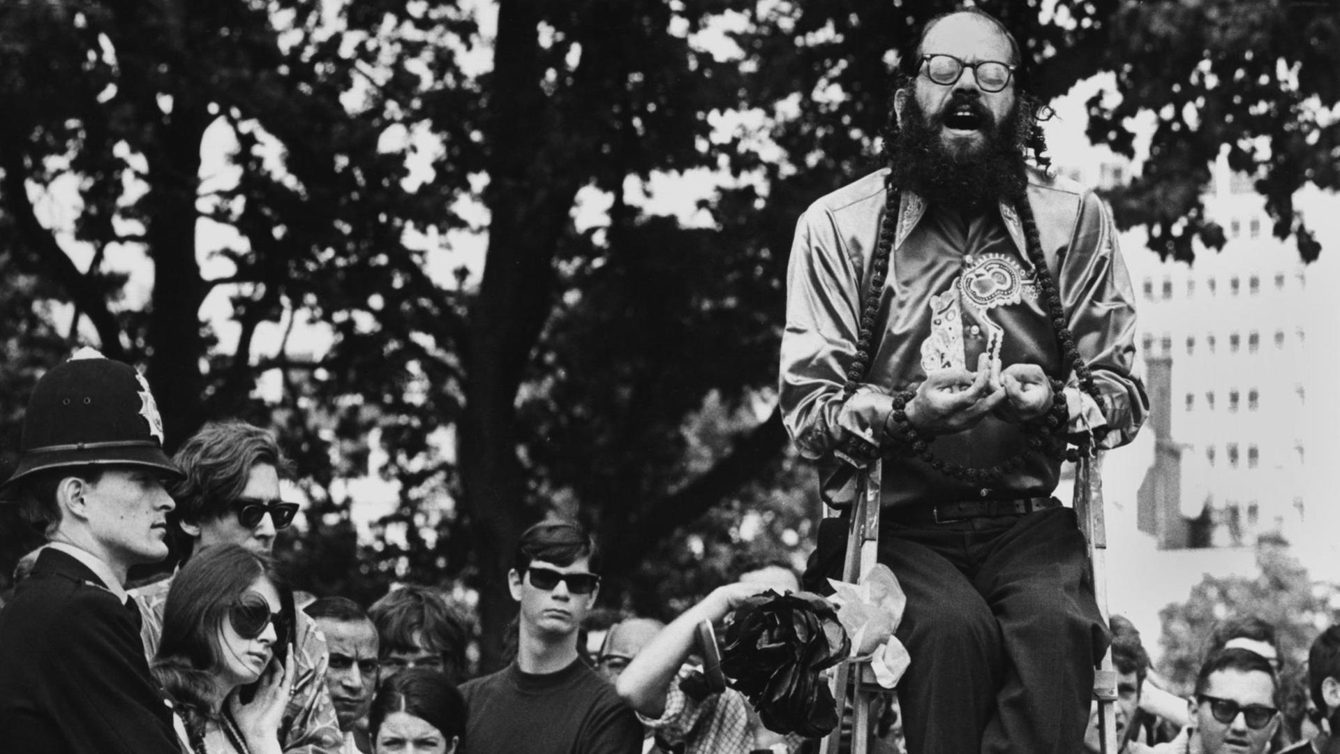 US-amerikanischer Schriftsteller und Lyriker ("Planet news"), einer der bedeutensten Autoren der "Beat-Generation", aufgenommen während einer öffentlichen Dichterlesung in London am 17. July 1967. US-amerikanischer Schriftsteller und Lyriker ("Planet news"), einer der bedeutensten Autoren der "Beat-Generation", aufgenommen während einer öffentlichen Dichterlesung in London am 17. July 1967.