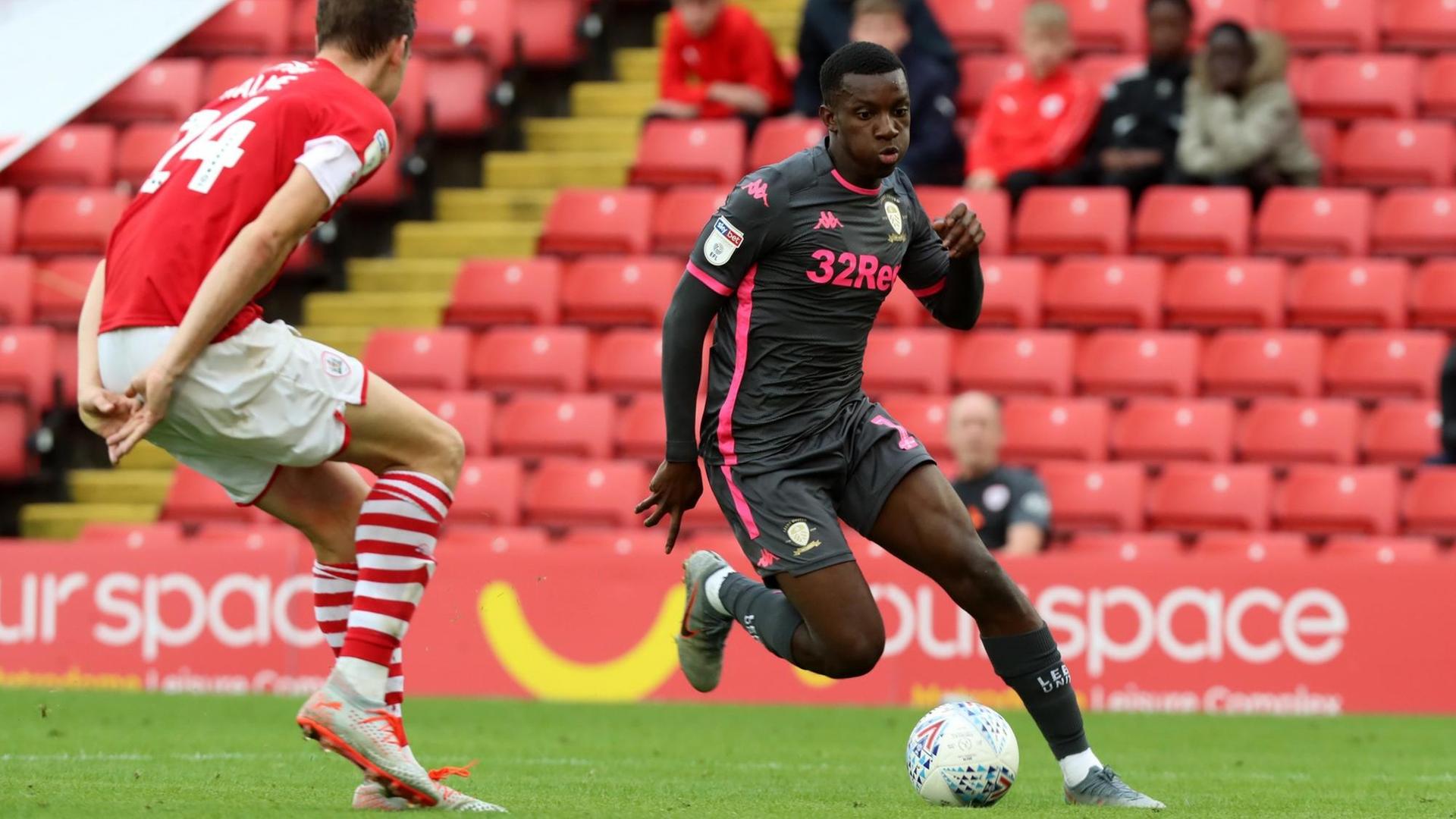 Spieler von der Mannschaft Leeds United aus England kämpfen um den Ball. Spieler von der Mannschaft Leeds United aus England kämpfen um den Ball.