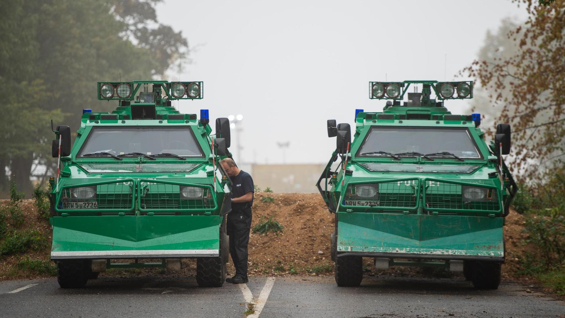 06.09.2018: Nordrhein-Westfalen, Kerpen: Zwei Räumungspanzer der Polizei stehen auf einer Straße im Hambacher Forst. Die Polizei und der Energiekonzern RWE führen die Räumungsarbeiten im Hambacher Forst fort. 06.09.2018: Nordrhein-Westfalen, Kerpen: Zwei Räumungspanzer der Polizei stehen auf einer Straße im Hambacher Forst. Die Polizei und der Energiekonzern RWE führen die Räumungsarbeiten im Hambacher Forst fort.