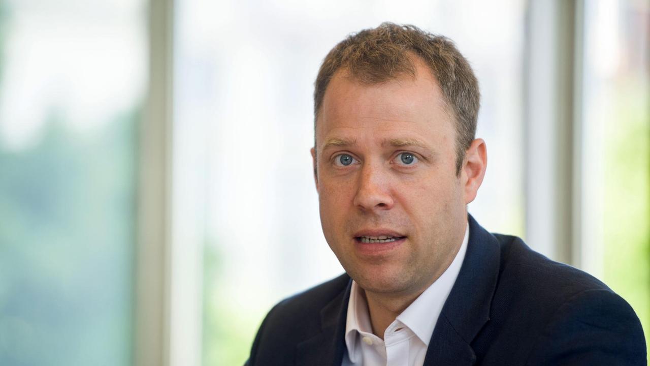 Der Vorsitzende des Zukunftsforums der Berliner CDU, Mario Czaja, spricht am 09.06.2017 in der Landesgeschäftsstelle der CDU Berlin bei einer Pressekonferenz. Die Themen der Konferenz sind unter anderem die Ergebnisse der Mitgliederbefragung, Schlussfolgerungen nach der verlorenen Abgeordnetenhauswahl, zudem wird über das Verfahren des anstehenden Mitgliederentscheids zur Zukunft des Flughafens Tegel informiert. Foto: Lino Mirgeler/dpa Der Vorsitzende des Zukunftsforums der Berliner CDU, Mario Czaja, spricht am 09.06.2017 in der Landesgeschäftsstelle der CDU Berlin bei einer Pressekonferenz. Die Themen der Konferenz sind unter anderem die Ergebnisse der Mitgliederbefragung, Schlussfolgerungen nach der verlorenen Abgeordnetenhauswahl, zudem wird über das Verfahren des anstehenden Mitgliederentscheids zur Zukunft des Flughafens Tegel informiert. Foto: Lino Mirgeler/dpa