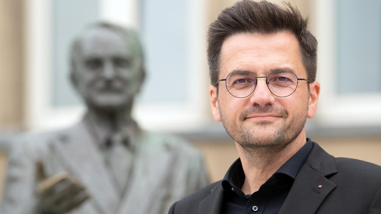 Thomas Kutschaty, SPD-Landtagsfraktionschef in Nordrhein-Westfalen, steht neben einer Statue des ehemaligen Bundespräsidenten und NRW- Ministerpräsidenten Johannes Rau. Thomas Kutschaty, SPD-Landtagsfraktionschef in Nordrhein-Westfalen, steht neben einer Statue des ehemaligen Bundespräsidenten und NRW- Ministerpräsidenten Johannes Rau.