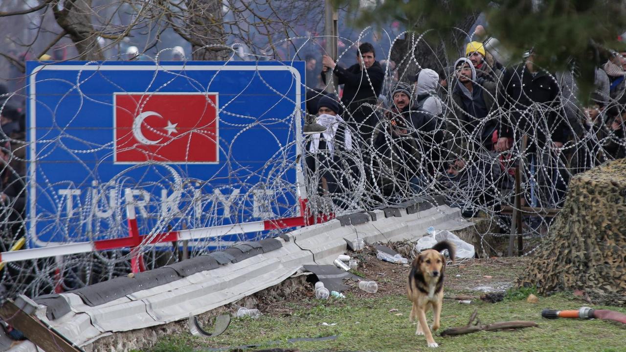 Migranten warten an der türkisch-griechischen Grenze. Die Grenze ist mit Stacheldraht gesichert. Migranten warten an der türkisch-griechischen Grenze. Die Grenze ist mit Stacheldraht gesichert.
