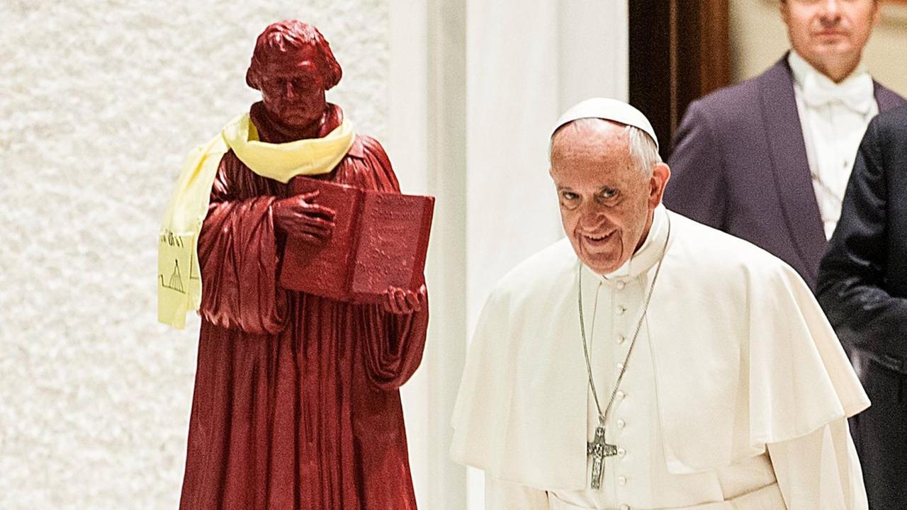 Papst Fanziskus neben einer Statue von Martin Luther vor einer Audienz mit lutherischen Pilgern im Vatikan am 13.10.2016 Papst Fanziskus neben einer Statue von Martin Luther vor einer Audienz mit lutherischen Pilgern im Vatikan am 13.10.2016