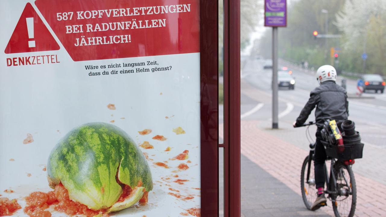 Ein Plakat informiert in Münster über Kopfverletzungen bei Radunfällen. Ein Plakat informiert in Münster über Kopfverletzungen bei Radunfällen.