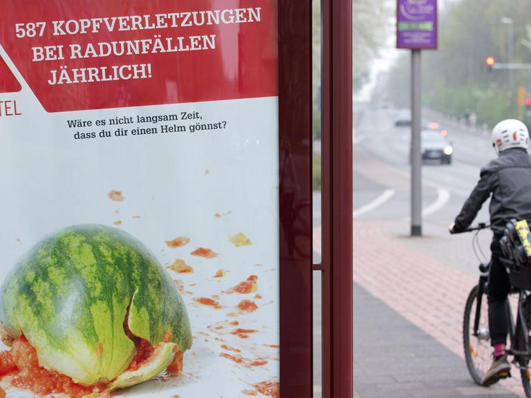 Ein Plakat informiert in Münster über Kopfverletzungen bei Radunfällen.