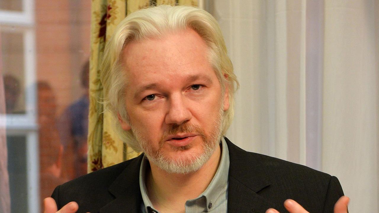 Wikileaks-Gründer Julian Assange wirkt bei seiner Erklärung in der ecuadorianischen Botschaft erschöpft: "Ich werde die Botschaft bald verlassen." Wikileaks-Gründer Julian Assange wirkt bei seiner Erklärung in der ecuadorianischen Botschaft erschöpft: "Ich werde die Botschaft bald verlassen."