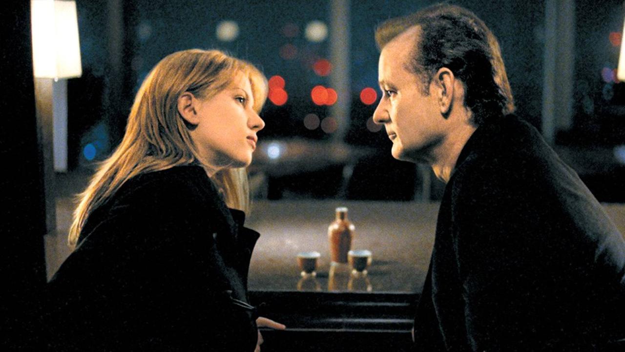 Scarlett Johansson und Bill Murray sitzen sich in einer Szene aus "Lost in Translation" gegenüber und schauen sich in die Augen. Scarlett Johansson und Bill Murray sitzen sich in einer Szene aus "Lost in Translation" gegenüber und schauen sich in die Augen.
