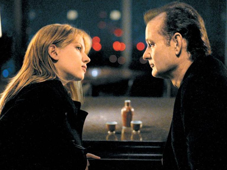 Scarlett Johansson und Bill Murray sitzen sich in einer Szene aus "Lost in Translation" gegenüber und schauen sich in die Augen.
