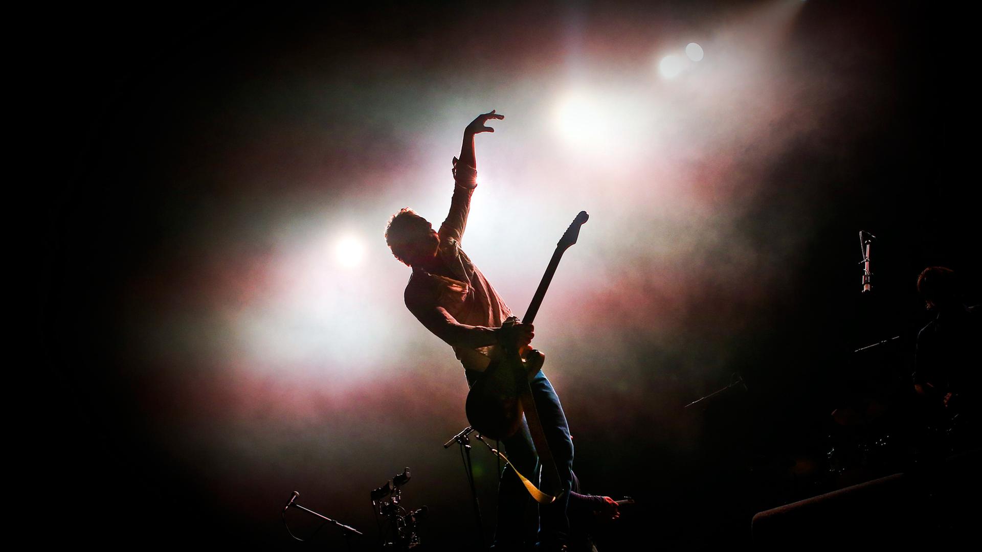Tom Barman, Sänger der belgischen Band dEUS, während eines Live-Konzerts 2015 Tom Barman, Sänger der belgischen Band dEUS, während eines Live-Konzerts 2015