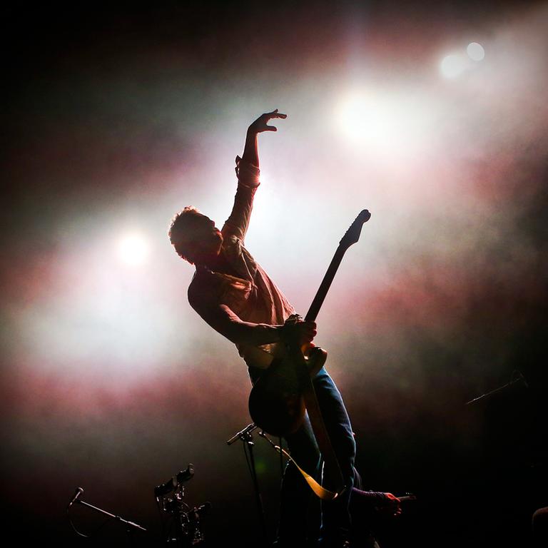 Tom Barman, Sänger der belgischen Band dEUS, 2015 während eines Live-Konzerts auf dem Super Rock Festival, in Lissabon, Portugal.