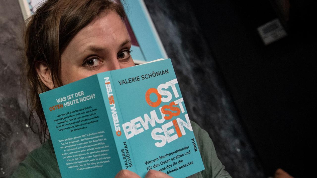Die Autorin Valerie Schönian zeigt ihr neues Buch "Ostbewusstsein".