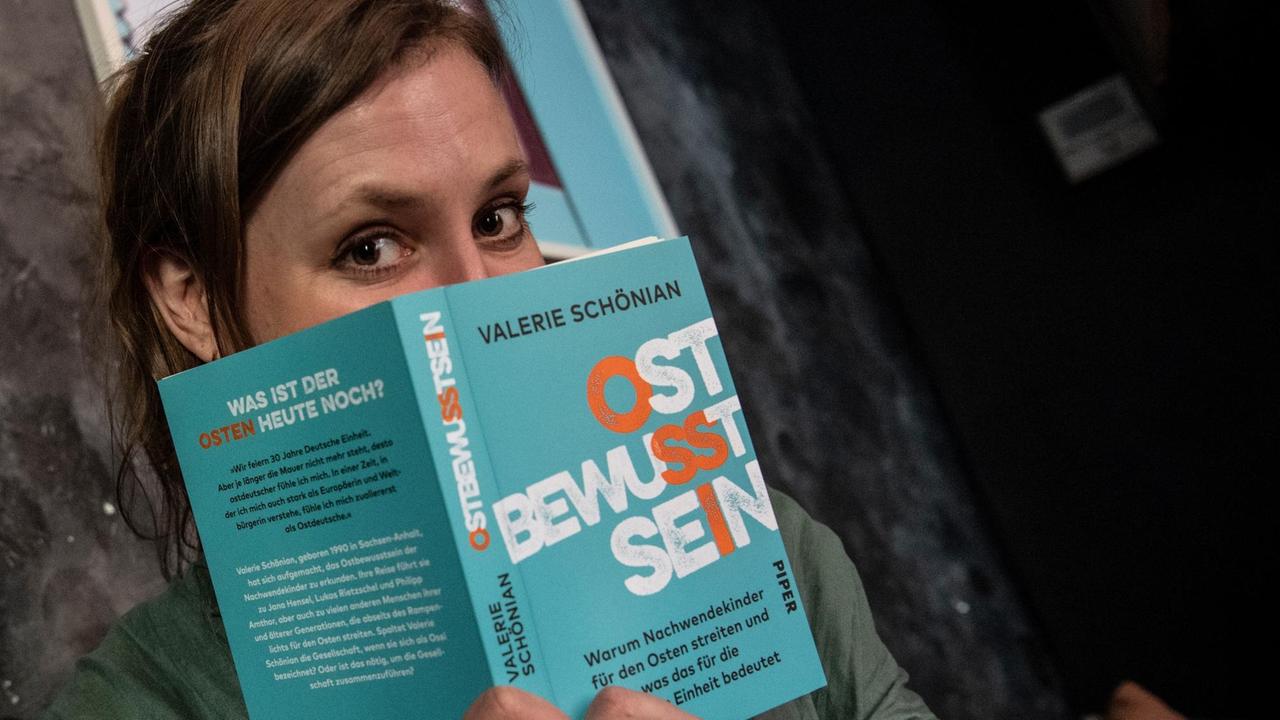 Die Autorin Valerie Schönian zeigt ihr neues Buch "Ostbewusstsein". Die Autorin Valerie Schönian zeigt ihr neues Buch "Ostbewusstsein".