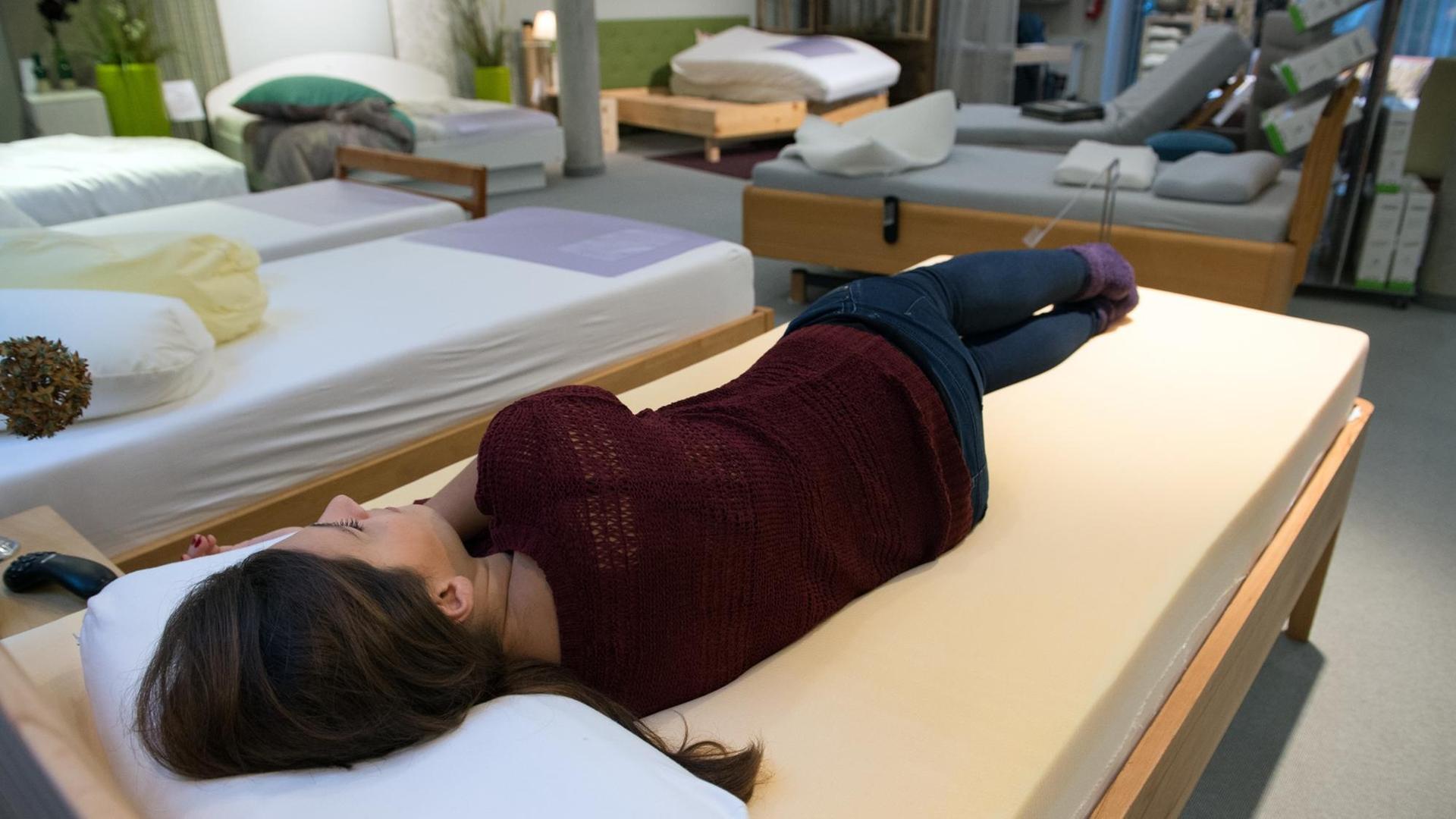 Eine Kundin testet in einem Bettenhaus in Berlin die Liegeeigenschaften einer Matratze mit Viscoschaum. Eine Kundin testet in einem Bettenhaus in Berlin die Liegeeigenschaften einer Matratze mit Viscoschaum.