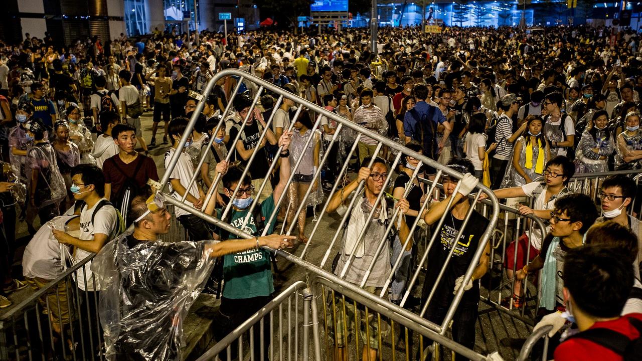 Demonstranten in Hongkong bauen Barrikaden aus Absperrzäunen. Demonstranten in Hongkong bauen Barrikaden aus Absperrzäunen.