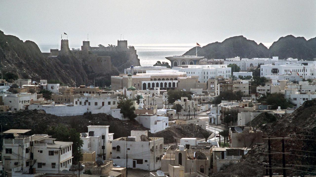 Blick auf die Altstadt der omanischen Hauptstadt Maskat mit dem Sultanspalast Al Alam (Mitte), aufgenommen 2001. Blick auf die Altstadt der omanischen Hauptstadt Maskat mit dem Sultanspalast Al Alam (Mitte), aufgenommen 2001.