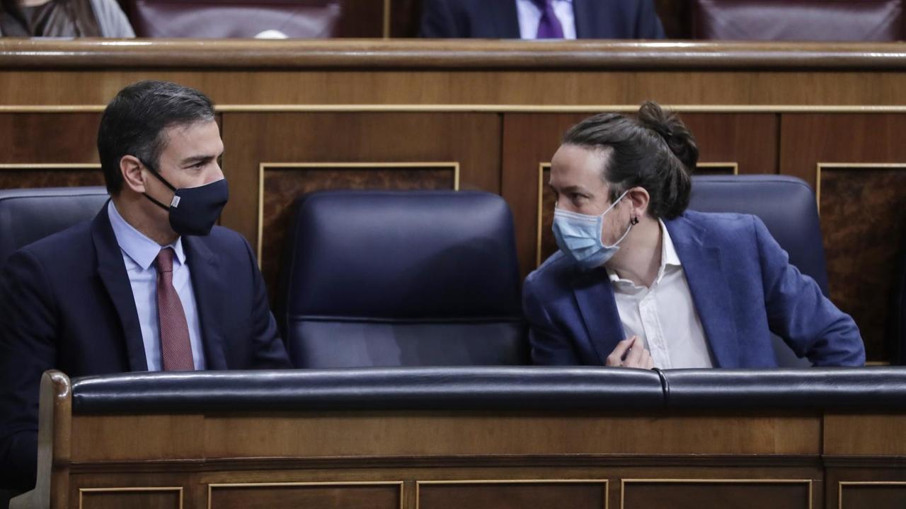 Spaniens Ministerpräsident Pedro Sanchez, Stellvertreter Pablo Iglesias im Parlament