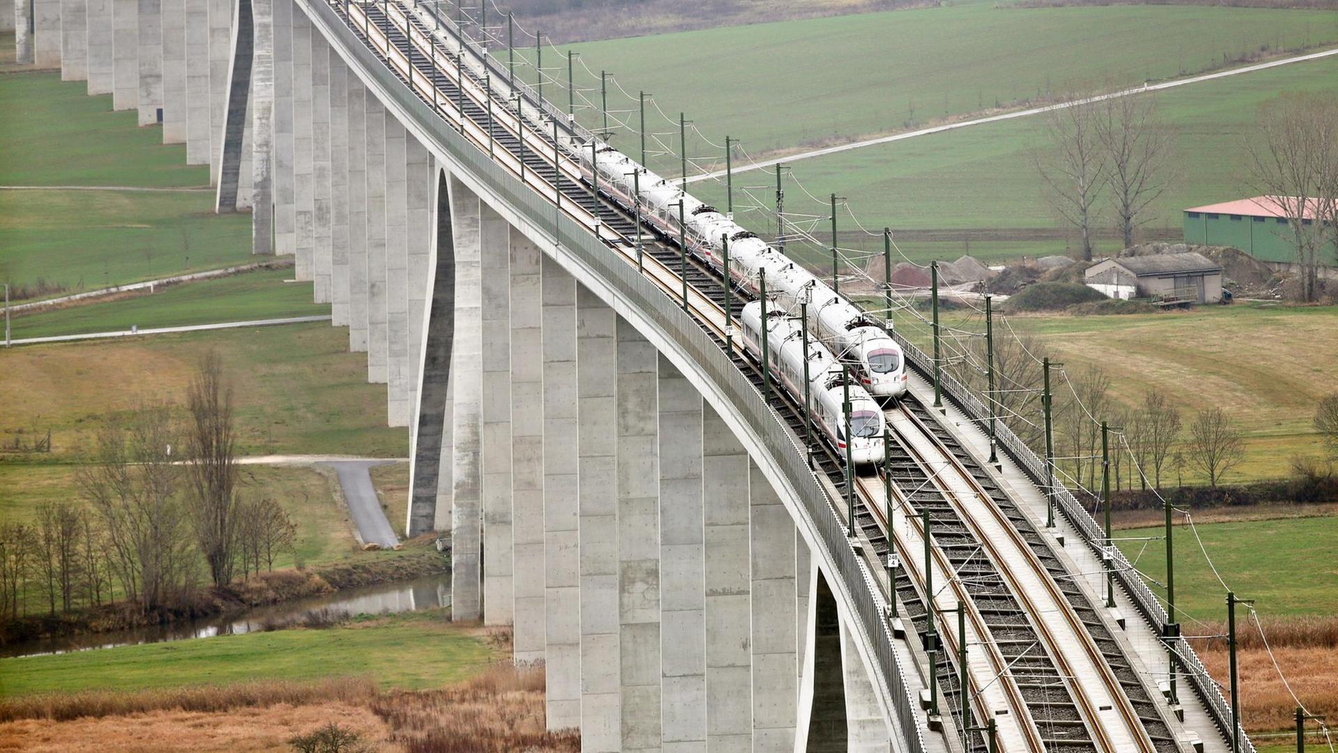 Zwei ICE fahren am zur Streckeneinweihung über die Unstruttalbrücke bei Karsdorf in Sachsen-Anhalt. Mit der Fahrt von Erfurt nach Leipzig wurde die 123 Kilometer lange und 2,8 Milliarden Euro teure ICE-Neubaustrecke Erfurt-Leipzig/Halle eingeweiht. Zwei ICE fahren am zur Streckeneinweihung über die Unstruttalbrücke bei Karsdorf in Sachsen-Anhalt. Mit der Fahrt von Erfurt nach Leipzig wurde die 123 Kilometer lange und 2,8 Milliarden Euro teure ICE-Neubaustrecke Erfurt-Leipzig/Halle eingeweiht.