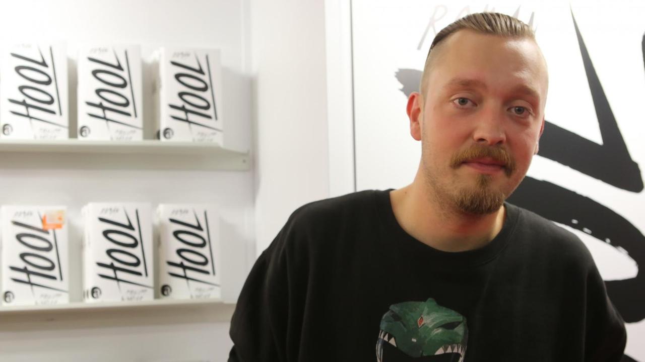 Der Autor Philipp Winkler neben seinem Roman "Hool". Der Autor Philipp Winkler neben seinem Roman "Hool".