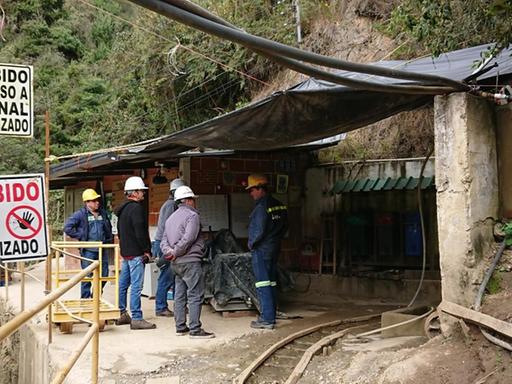 Der Eingang zur kleinen Mine La Ely. Hier fördern die Arbeiter aus dem Städten Vetas 35 Tonnen Erz pro Tag. Betreten-Verboten-Schilder sind aufgestellt.