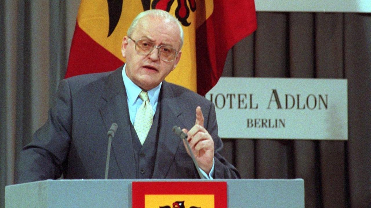 Bundespräsident Roman Herzog hebt am 26.4.1997 während seiner Grundsatzrede im Berliner Hotel "Adlon" den Zeigefinger. 