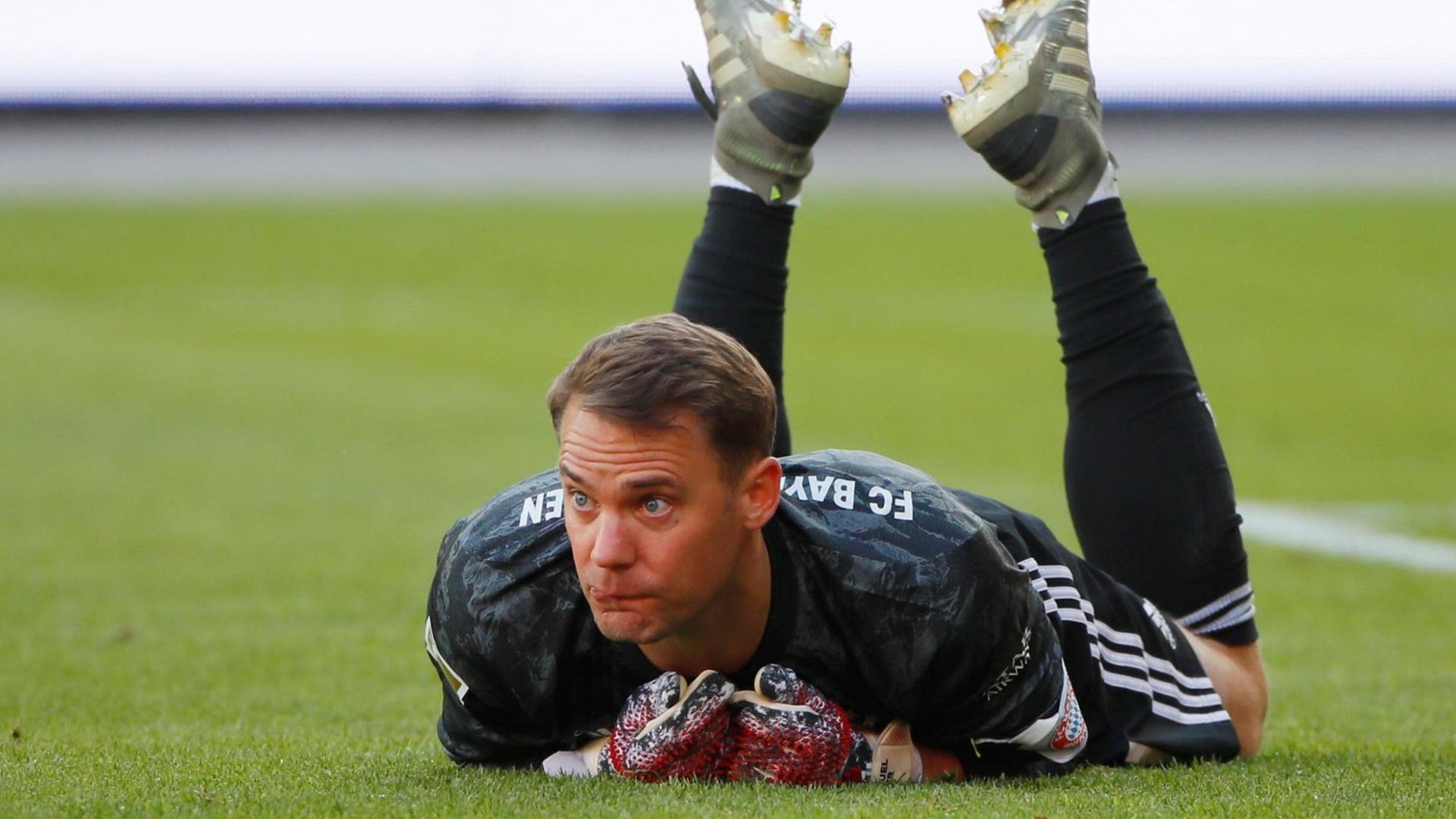 Manuel Neuer von Bayern München liegt auf dem Rasen Manuel Neuer von Bayern München liegt auf dem Rasen
