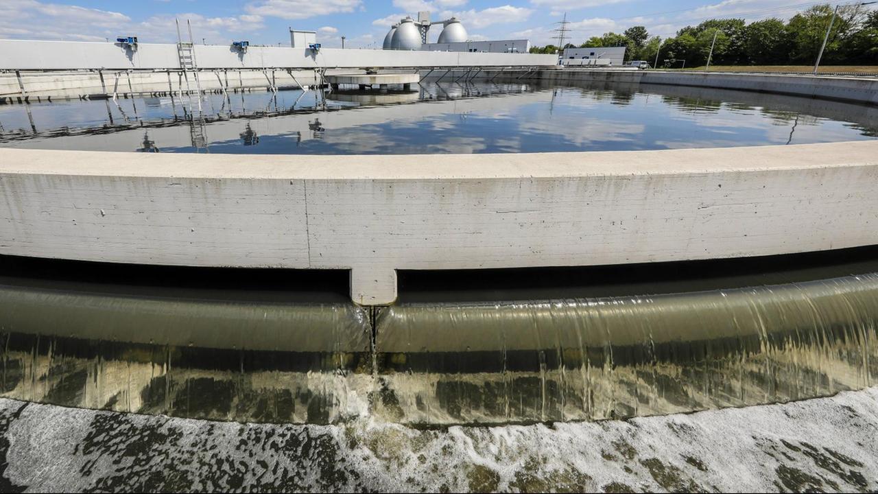 Abwasserreinigung im neu gebauten Klärwerk Emscher-Mündung in Dinslaken. Abwasserreinigung im neu gebauten Klärwerk Emscher-Mündung in Dinslaken.