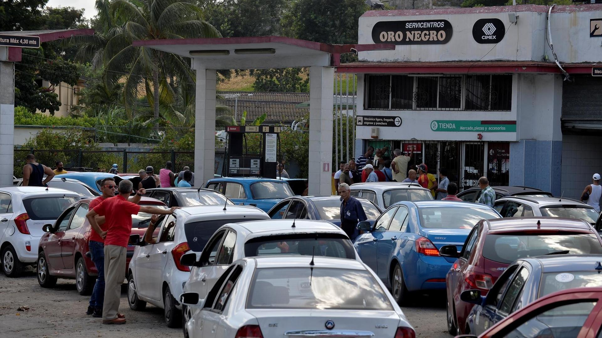 Schlange vor einer Tankstelle in der kubanischen Hauptstadt Havanna im September 2019 Schlange vor einer Tankstelle in der kubanischen Hauptstadt Havanna im September 2019