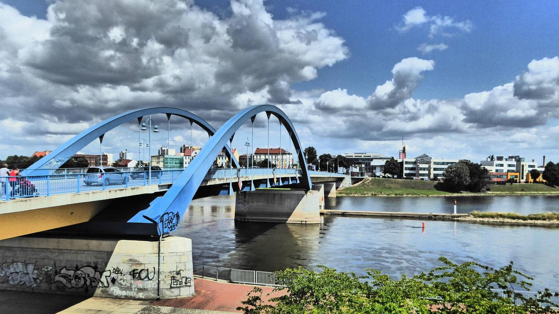 Brücke über die Oder im brandenburgischen Frankfurt (Oder) nach Slubice in Polen auf dem östlichen Oderufer.