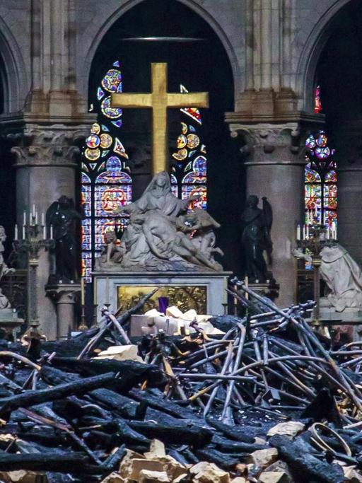 Das Innere von Notre-Dame nach dem Brand: Die Holzbalken der Dachkonstruktion liegen auf dem Boden.