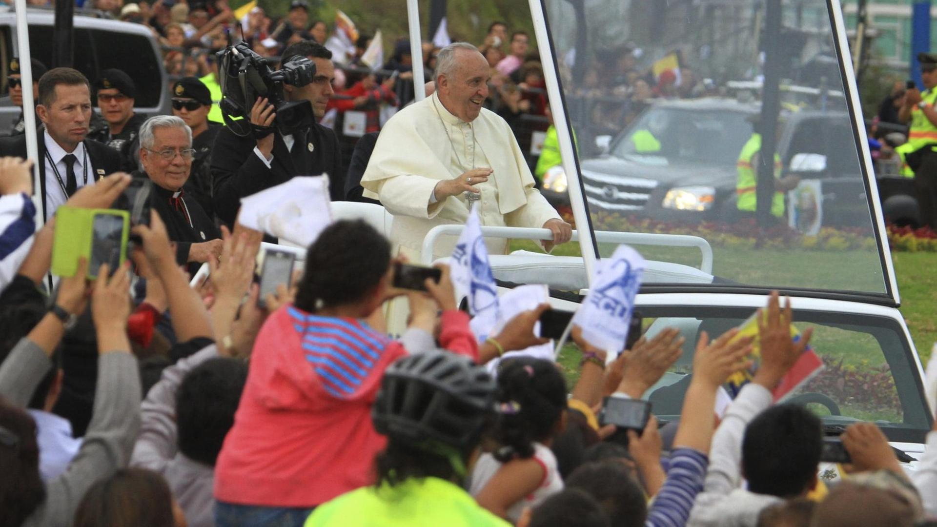 Papst Franziskus wird in Ecuador begeistert empfangen. Papst Franziskus wird in Ecuador begeistert empfangen.