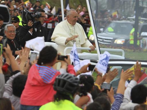 Papst Franziskus wird in Ecuador begeistert empfangen.