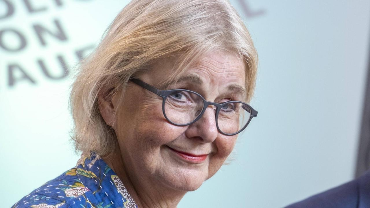 DDR-Bürgerrechtlerin Marianne Birthler blickt seitlich in die Kamera. DDR-Bürgerrechtlerin Marianne Birthler blickt seitlich in die Kamera.