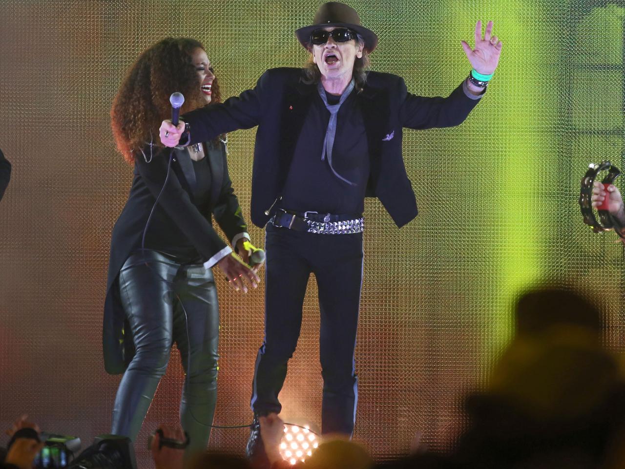 Der Sänger Udo Lindenberg beim Konzert auf dem Bürgerfest vor dem Brandenburger Tor in Berlin. Der Sänger Udo Lindenberg beim Konzert auf dem Bürgerfest vor dem Brandenburger Tor in Berlin.