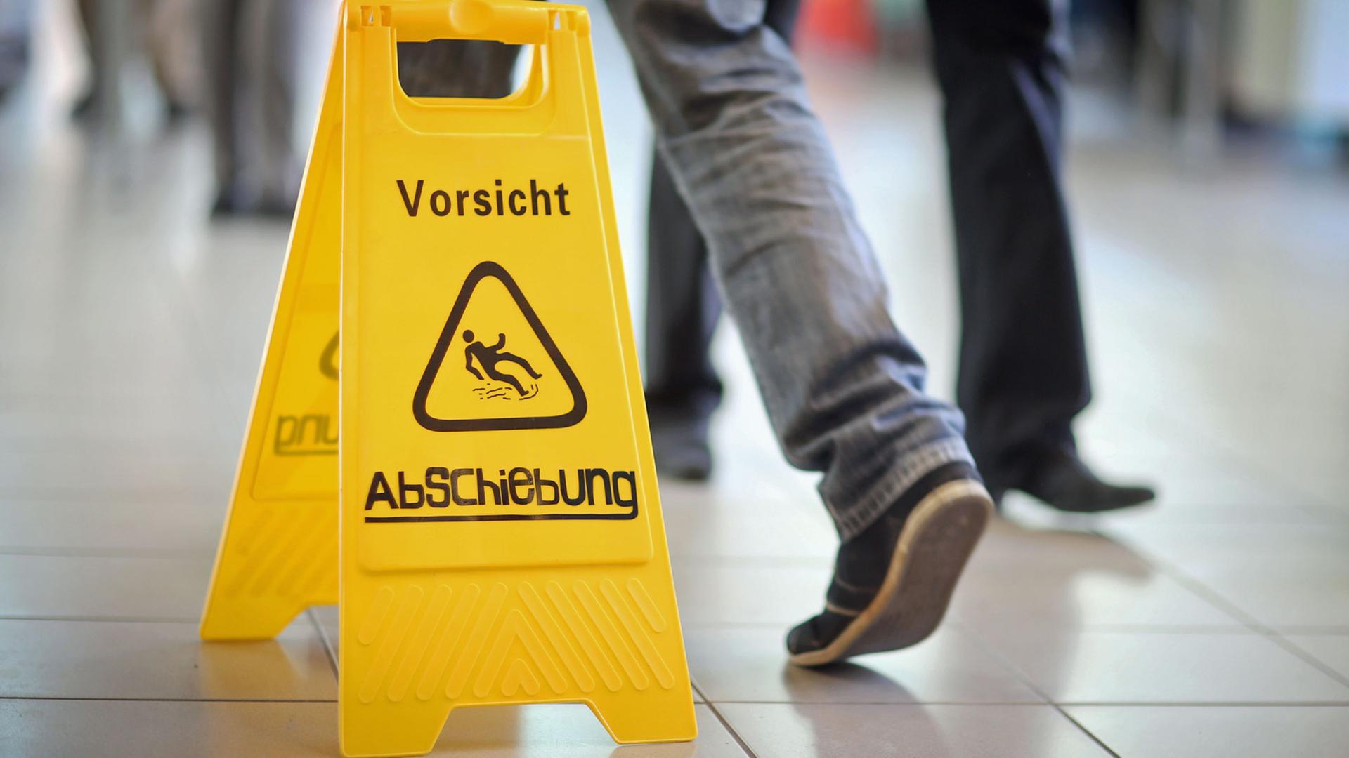 Im Rahmen der Erstsemester-Begrüßung der Johannes Gutenberg-Universität warnt am 15.04.2015 ein Aufsteller von einem studentischen Infostand in Mainz (Rheinland-Pfalz) mit der Aufschrift "Vorsicht Abschiebung". Die Medizinische Vermittlungsstelle für Flüchtlinge, Migrant/inn/en und Menschen ohne Papiere macht so auf sich aufmerksam. Im Rahmen der Erstsemester-Begrüßung der Johannes Gutenberg-Universität warnt am 15.04.2015 ein Aufsteller von einem studentischen Infostand in Mainz (Rheinland-Pfalz) mit der Aufschrift "Vorsicht Abschiebung". Die Medizinische Vermittlungsstelle für Flüchtlinge, Migrant/inn/en und Menschen ohne Papiere macht so auf sich aufmerksam.