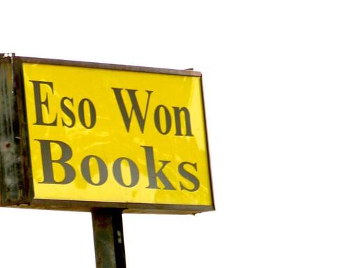 Das gelbe Ladensymbol mit der Aufschrift "Eso Won Books" ist auf einem Ständer auf dem Dach des Buchladens aufgestellt.