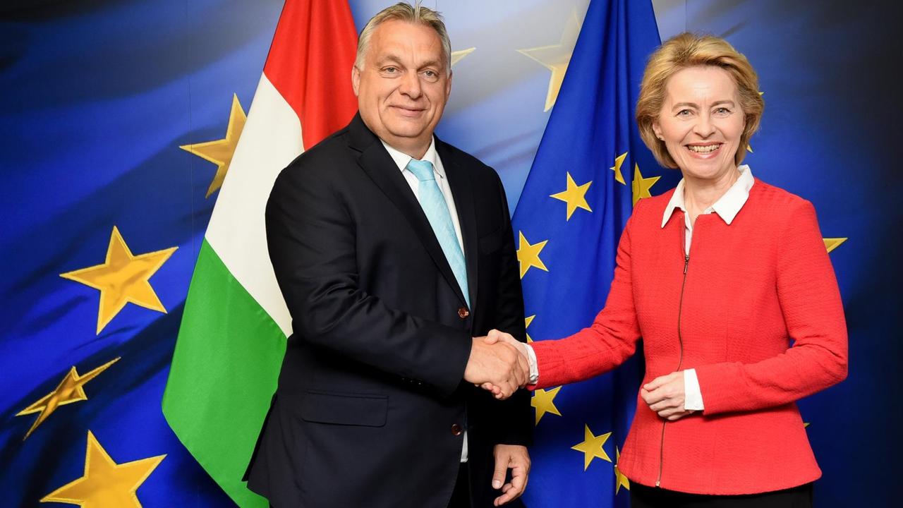 01.08.2019, Belgien, Brüssel: Die von der Europäischen Kommission zur Verfügung gestellte Aufnahme zeigt Ursula von der Leyen (r), künftige Präsidentin der Europäischen Kommission, und Viktor Orban, Ministerpräsident von Ungarn im Berlaymont, dem Sitz der Europäischen Kommission. Auf der Tagesordnung des Treffens in Brüssel standen nach Angaben eines Sprechers von der Leyens Pläne für ihre am 1. November beginnende Amtszeit. Im Anschluss an das Treffen schrieb die CDU-Politikerin auf Twitter. 01.08.2019, Belgien, Brüssel: Die von der Europäischen Kommission zur Verfügung gestellte Aufnahme zeigt Ursula von der Leyen (r), künftige Präsidentin der Europäischen Kommission, und Viktor Orban, Ministerpräsident von Ungarn im Berlaymont, dem Sitz der Europäischen Kommission. Auf der Tagesordnung des Treffens in Brüssel standen nach Angaben eines Sprechers von der Leyens Pläne für ihre am 1. November beginnende Amtszeit. Im Anschluss an das Treffen schrieb die CDU-Politikerin auf Twitter.
