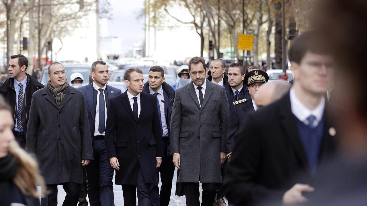 Emmanuel Macron (Mitte) und Innenminister Christophe Castaner (rechts) besichtigen am 2.12.18 den Triumphbogen in Paris nach den Krawallen vom Vortag. Emmanuel Macron (Mitte) und Innenminister Christophe Castaner (rechts) besichtigen am 2.12.18 den Triumphbogen in Paris nach den Krawallen vom Vortag.