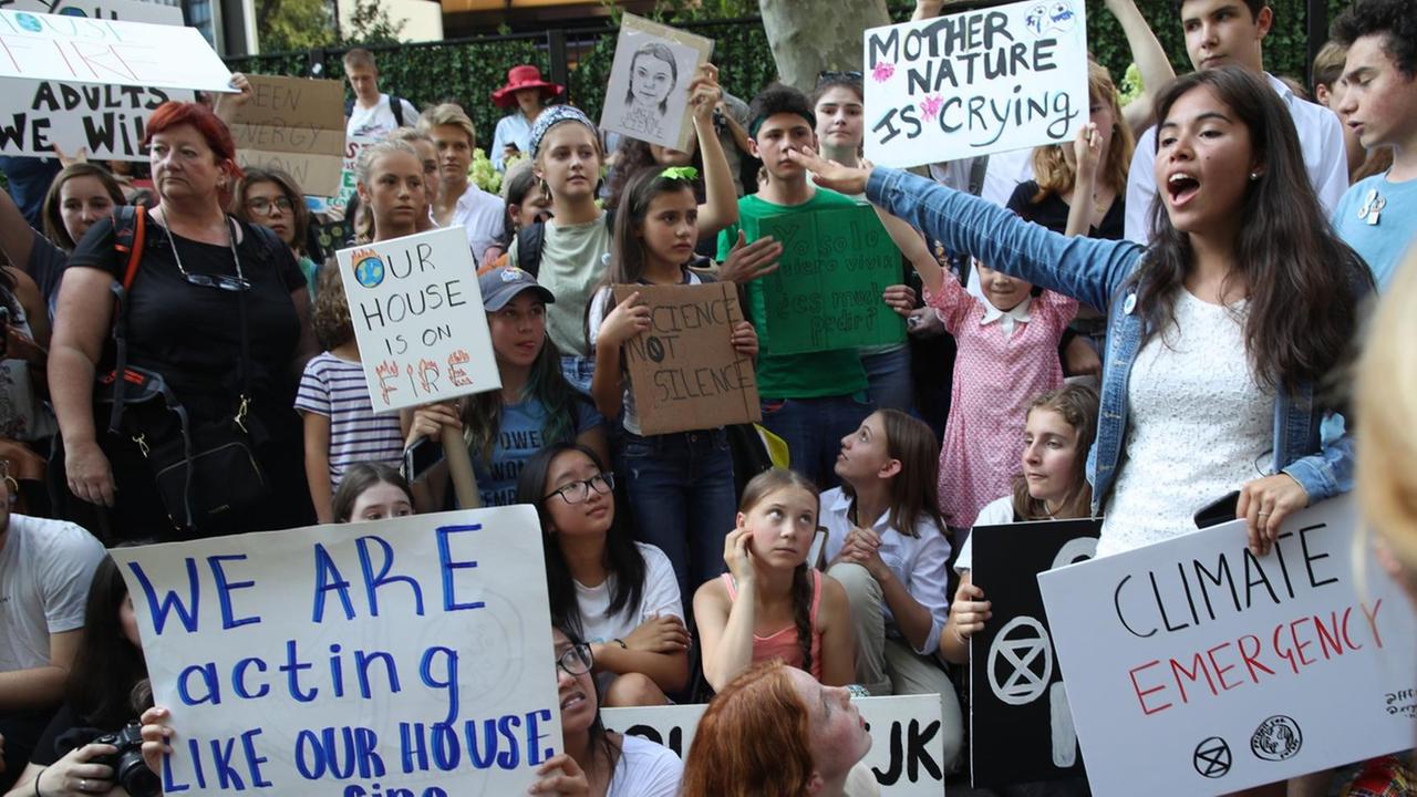 Die schwedische Umweltaktivistin Greta Thunberg nimmt an einer Kundgebung in New York teil. Die schwedische Umweltaktivistin Greta Thunberg nimmt an einer Kundgebung in New York teil.