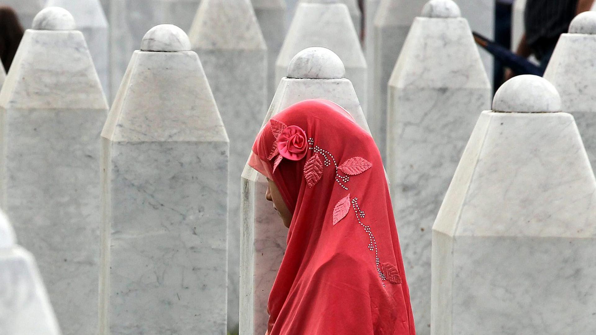 Ein muslimisches Mädchen im Potocari Memorial Centre bei der Beerdigung von 175 neu identifizierten Opfern am 11.07.2014 Ein muslimisches Mädchen im Potocari Memorial Centre bei der Beerdigung von 175 neu identifizierten Opfern am 11.07.2014