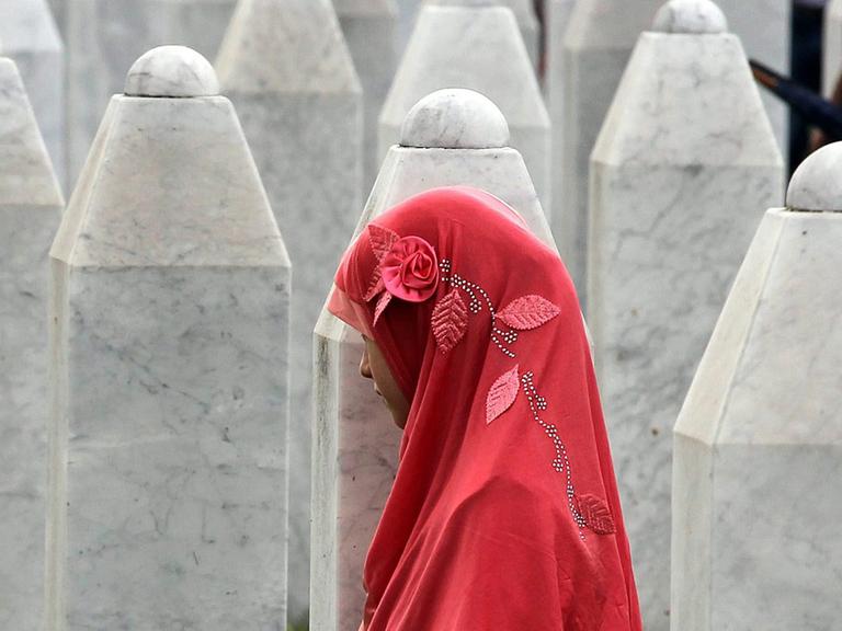Eine Frau steht an der Gedenkstätte in Srebrenica in Erinnerung an die Opfer von Bosnien im Jahre 1995. 