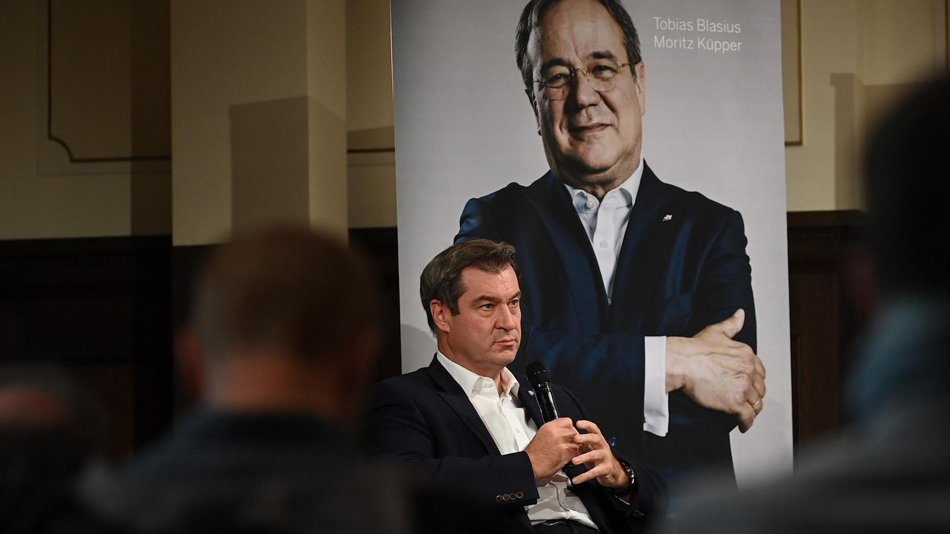 Bayerns Ministerpräsident Markus Söder (CSU), stellt das Buch „Der Machtmenschliche - Armin Laschet. Die Biografie“ vor. Bayerns Ministerpräsident Markus Söder (CSU), stellt das Buch „Der Machtmenschliche - Armin Laschet. Die Biografie“ vor.