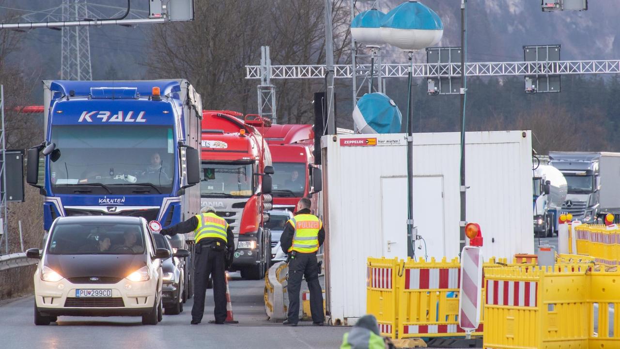 Bayern, Kiefersfelden: Bundespolizisten stehen an einer mobilen Autobahn-Übergangsstelle und kontrollieren den Verkehr. Im März waren zur Eindämmung des Coronavirus vorübergehende Grenzkontrollen eingeführt worden.