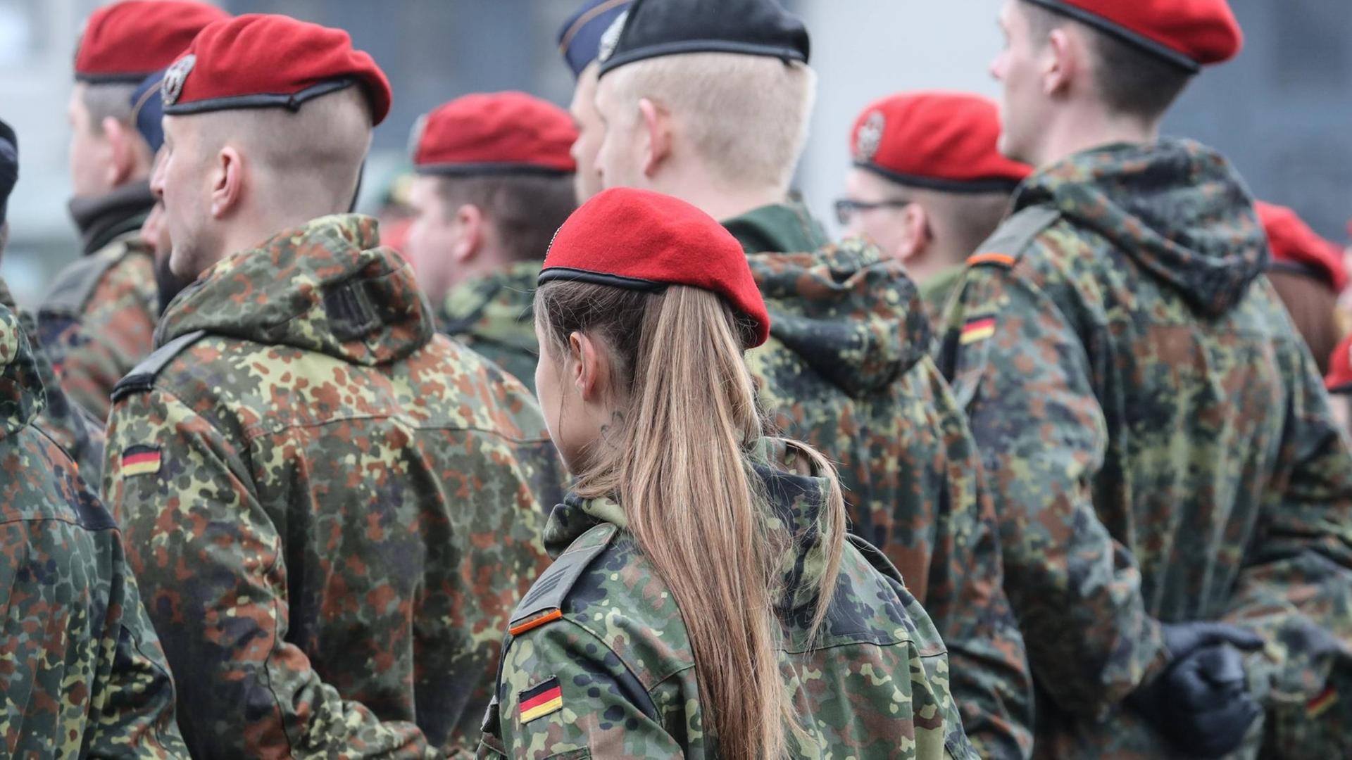 Soldatinnen und Soldaten der Hauptfeldwebel-Lagenstein-Kaserne in Hannover haben Aufstellung genommen. Soldatinnen und Soldaten der Hauptfeldwebel-Lagenstein-Kaserne in Hannover haben Aufstellung genommen.