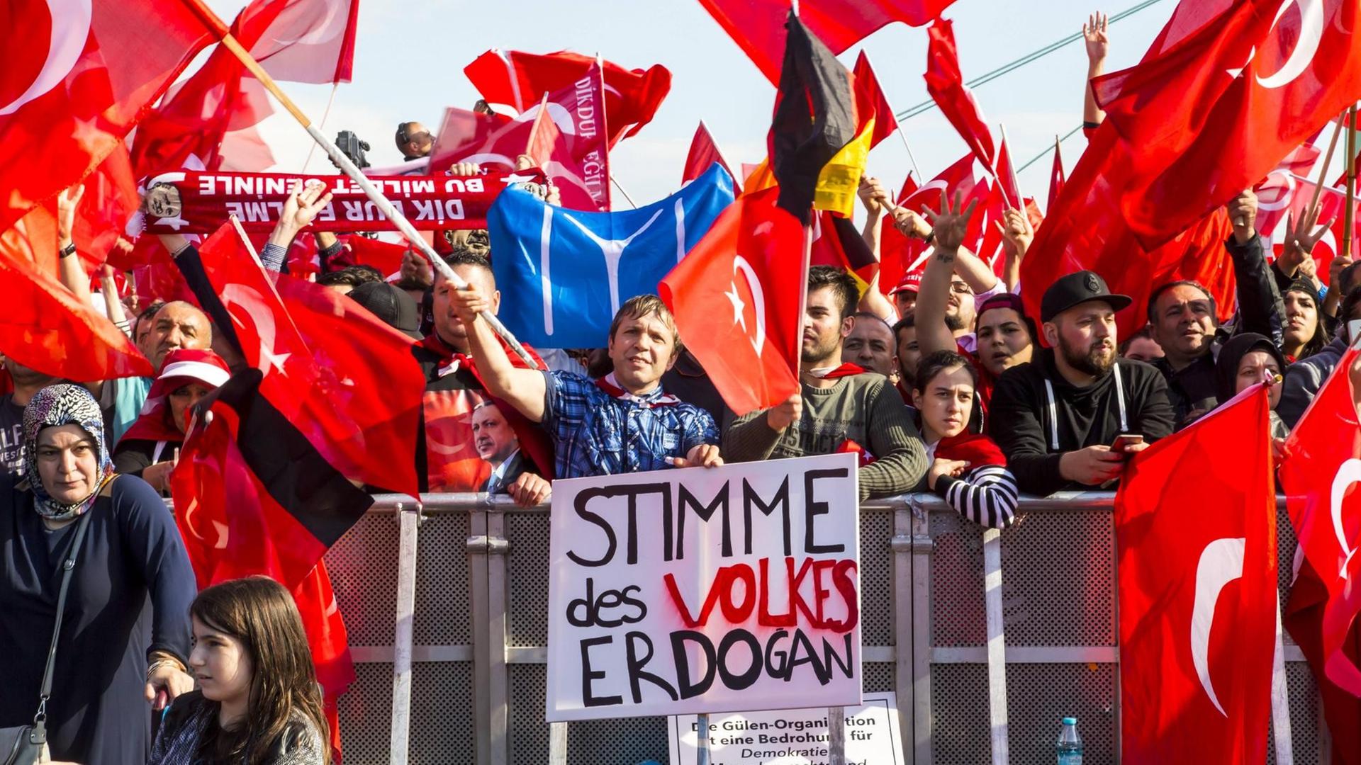 Kundgebung von Türken gegen den Putschversuch in der Türkei und für den türkischen Präsidenten Recep Erdogan in Köln am 31. Juli 2016. Zu sehen ist auch die blaue Flagge aus der Serie "Diriliş Ertuğrul". Kundgebung von Türken gegen den Putschversuch in der Türkei und für den türkischen Präsidenten Recep Erdogan in Köln am 31. Juli 2016. Zu sehen ist auch die blaue Flagge aus der Serie "Diriliş Ertuğrul".