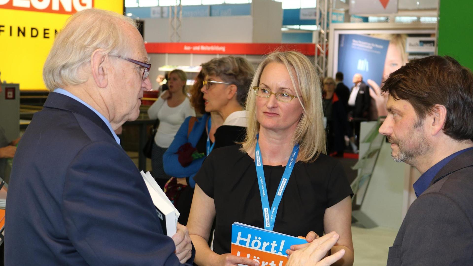 "Andruck"-Redakteurin Catrin Stövesand im Gespräch mit den Autoren Karl-Siegbert Rehberg (l.) und Andreas Speit (r.). Ihr Thema: "Die neue rechte Mitte - Pegida und die Folgen" "Andruck"-Redakteurin Catrin Stövesand im Gespräch mit den Autoren Karl-Siegbert Rehberg (l.) und Andreas Speit (r.). Ihr Thema: "Die neue rechte Mitte - Pegida und die Folgen"
