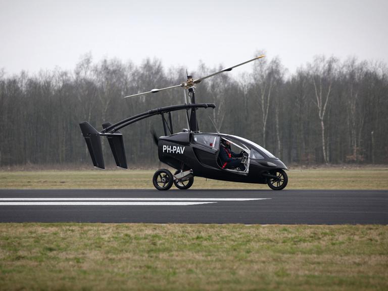 Das Flugauto Pal-V auf einem Flugfeld bei Tilburg. Das Flugauto Pal-V auf einem Flugfeld bei Tilburg.
