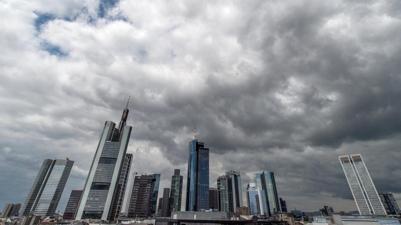 Dunkle Regenwolken schieben sich über die Bankenskyline von Frankfurt am Main.