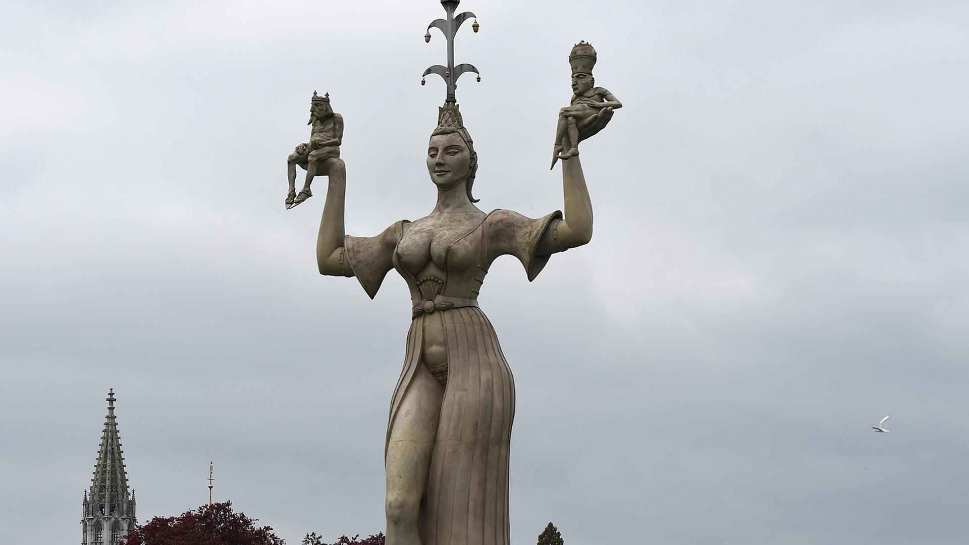 Die Statue Imperia ist in Konstanz am Bodensee zu sehen. Sie erinnert satirisch an das Konzil von Konstanz (1414-1418). Die Statue Imperia ist in Konstanz am Bodensee zu sehen. Sie erinnert satirisch an das Konzil von Konstanz (1414-1418).