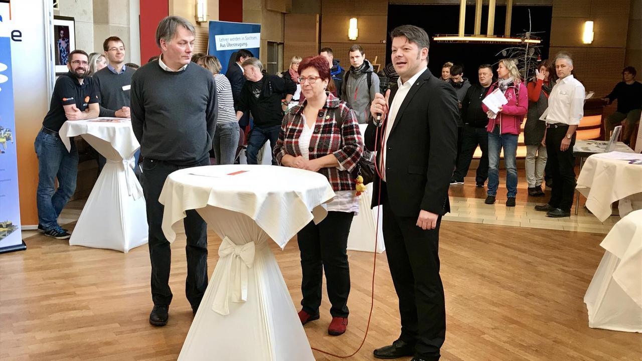 Oberbürgermeister Thomas Zenker (rechts im Bild) bei Eröffnung der Börse Oberbürgermeister Thomas Zenker (rechts im Bild) bei Eröffnung der Börse