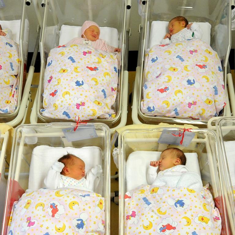 Viele Neugeborene in Bettchen auf einer Neugeborenenstation